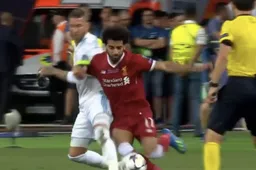 Op deze pijnlijke manier beëindigt Ramos de wedstrijd van Salah (Video)