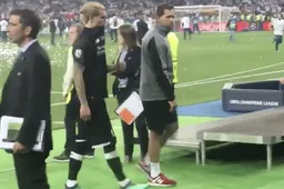 Iederéén heeft het over wat Carragher hier bij Karius deed (Video)