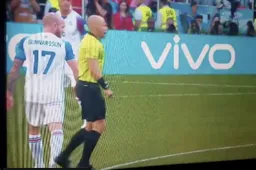 En dan gaat scheidsrechter plots stevig door op IJsland-speler (Video)