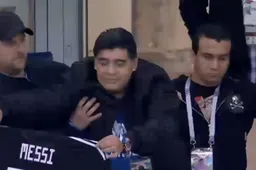 Dit doet legendarische Maradona met het truitje van Lionel Messi (Video)