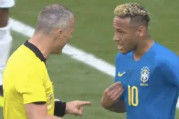 Scheidsrechter Kuipers zet Neymar op geniale manier op zijn plaats (Video)