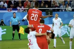 Mitrovic wordt door twee Zwitsers neergetrokken en dan doet VAR dit (Video)