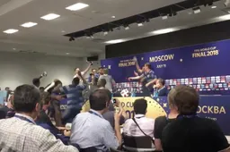 Deschamps wil aan persbabbel beginnen, maar dan gaat het helemaal mis (Video)