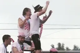 Vida valt bijna van Kroatische bus, Subasic pakt uit met laatste redding