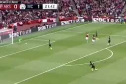 Petr Cech maakt ei zo na de meest knullige owngoal ooit