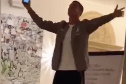 Ook Cristiano Ronaldo ontsnapt er niet aan en moet zingen