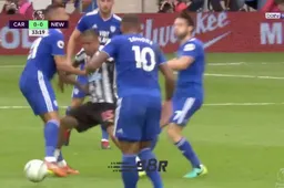 No VAR? Newcastle-speler ontsnapt na schandalige actie