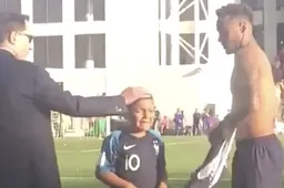 Neymar etaleert klasse wanneer jonge veldbestormer in tranen uitbarst