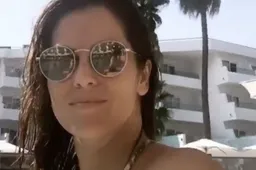 De ravissante Dorothee Poulain geniet in bikini van het prachtige Mallorca