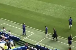 Kijk wat Chelsea-trainer doet als hattrick-held Hazard het veld verlaat