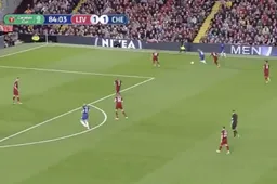 Eden Hazard kegelt Mignolet met magistraal doelpunt uit League Cup