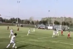 Cristiano Jr scoort schitterend doelpunt, papa Ronaldo apetrots (VIDEO)