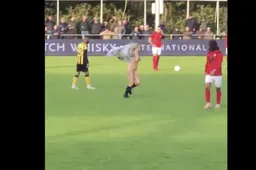 Vrouwelijke streaker steelt de show tijdens wedstrijd (VIDEO)