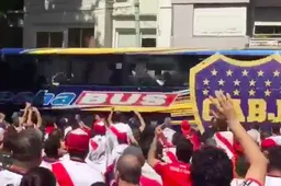 Schandalig! Bus Boca Juniors aangevallen: spelers gewond, finale uitgesteld (VIDEO)