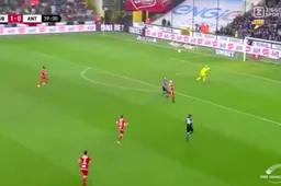 Siebe Schrijvers maakt nu al hét doelpunt van het seizoen (VIDEO)