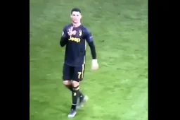 Cristiano Ronaldo reageert geniaal op Atlético-fans die hem belagen (VIDEO)