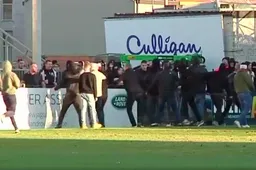 Risicomatch tussen 2 Belgische traditieclubs ontaardt in ordinaire knokpartij (VIDEO)