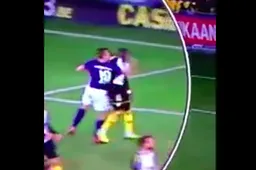 Santini slaat tegenstander vol in het gezicht, VAR grijpt niét in (VIDEO)