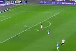 Actie van Ronaldo in topper tegen Mertens gaat viraal (VIDEO)