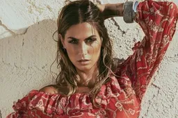 Bloedmooie WAG van Barcelona-speler trekt haar kleren uit