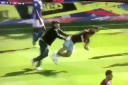 Fan rent het veld op en mept Aston Villa-kapitein neer (VIDEO)
