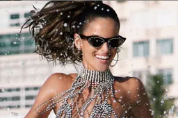 Ex van Neymar laat alles zien in doorschijnend topje