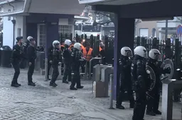 Woeste Anderlecht-fans willen hoofdgebouw bestormen, politie massaal ter plaatse