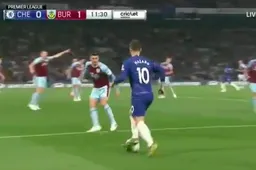 Hazard speelt arme Burnley-speler volledig in de vernieling (VIDEO)