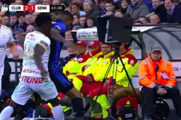 Moest VAR ingrijpen? Gumienny is duidelijk over duel tussen Wesley en Aidoo