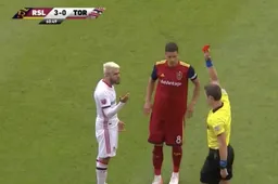 Geblondeerde Pozuelo pakt rood na smerige actie (VIDEO)