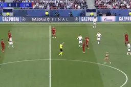 Vrouwelijke streaker zorgt voor hoogtepunt in CL-finale (VIDEO)