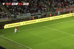 Neuer komt véél te ver uit doel... En pakt dan uit met geniale dribbel (VIDEO)