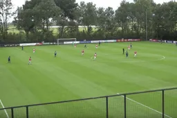 Didillon maakt zich hopeloos belachelijk tegen AZ (VIDEO)