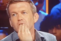 Man in publiek wordt onwel tijdens Extra Time (VIDEO)