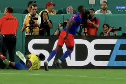 Neymar wordt keihard aangepakt en maakt akelige smak bij comeback (VIDEO)