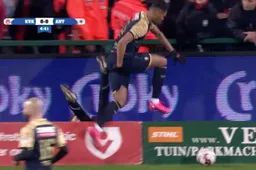 Zinho Gano kegelt ballenjongen over de boarding, zijn reactie is… Opmerkelijk