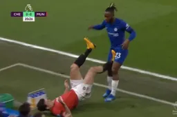 Michy Batshuayi incasseert gemene trap in kruis, VAR grijpt niét in (VIDEO)