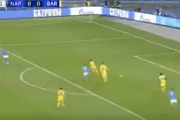 Mertens wordt topschutter aller tijden bij Napoli na prachtige goal tegen Barça (VIDEO)