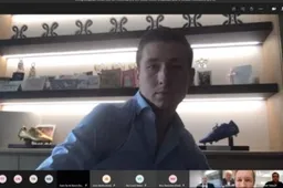 Hans Vanaken zorgt voor opvallend beeld tijdens online zitting