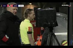 Van den Brom voelt de bui al hangen en probeert dan dít bij scheidsrechter Smet