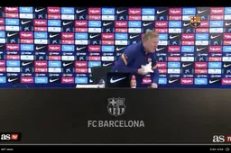 Nooit eerder vertoond: Bloedende Ronald Koeman loopt weg van persconferentie (VIDEO)