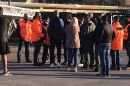 Spelersbus Anderlecht bekogeld, Kompany gaat confrontatie aan met fans
