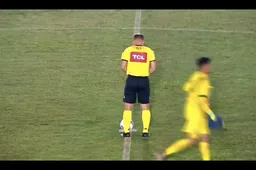 Filmpje van scheidsrechter die plast op middencirkel gaat wereld rond (VIDEO)