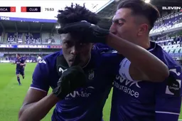 Dit is de échte reden achter de fel besproken viering van Sambi Lokonga