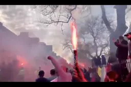 Geschokte Courtois met stenen bekogeld door Liverpool-supporters (VIDEO)