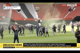 Bom barst bij Manchester United: Woeste supporters bestormen veld (VIDEO)