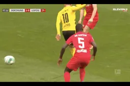 Thorgan Hazard schenkt Bayern München op spectaculaire wijze de titel (VIDEO)