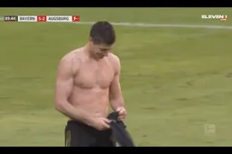 Heel de wereld spreekt over deze actie van Lewandowski: "Hoezo?!" (VIDEO)