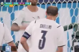 36-jarige Giorgio Chiellini zorgt voor hét beeld van Turkije-Italië (VIDEO)