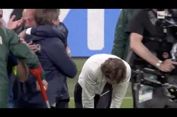 Mancini zorgt na winst met Italië voor het beeld van de EK-finale (VIDEO)